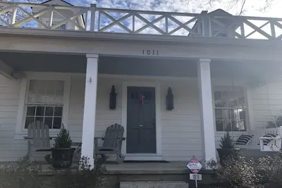 Image de Grande maison récemment mise à jour à 3 pâtés de maisons de la place de et 1 / 2mi à Grove!