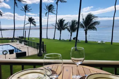 Image de Oceanfront, literie de luxe, climatisation, WiFi gratuit!