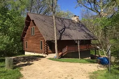 Image de Belle cabane en rondins du lac Apple Canyon dans les bois