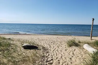 Image de Maison familiale au bord du lac avec plage privée et vues spectaculaires sur le coucher du soleil