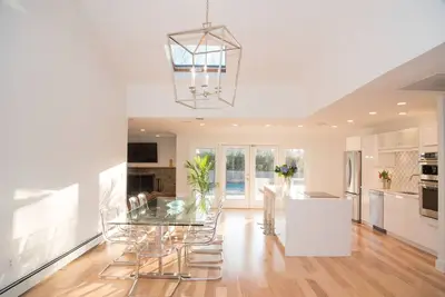 Image de Escapade privée à Southampton. Piscine privée chauffée au sel et divertissement en famille sur la plage.