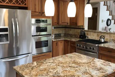 Image de Lake Vermilion, 3 chambres / 3 salles de bain maison, w / mezzanine et dortoir sur Daisy Bay w / 2 quais!