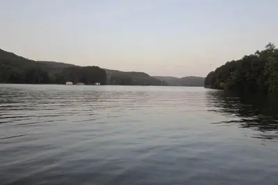 Image de Pêche, ski, baignade sur une isolée, tranquille Valley Lake