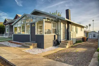 Image de ** Nouveau ** Ventura Beach House, 2 + 2 + salle bonus et garage, 7 min à pied de la plage / jetée