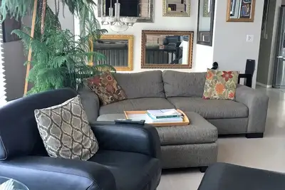 Image de Maison privée de niveau supérieur. Piscine et bain à remous. Excellent accès aux domaines skiables.