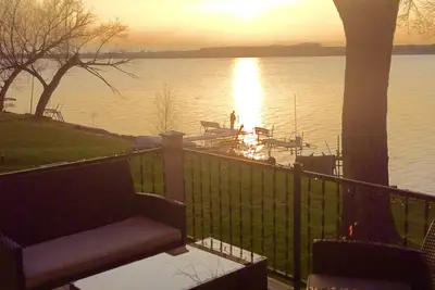 Image de Maison de 3 chambres au bord du lac sur le lac Beaver Dam!
