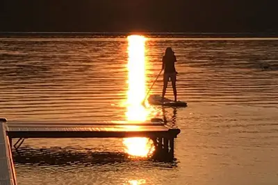 Image de 100 pieds de bord de lac sur le beau lac de lime dans la péninsule de Leelanau.