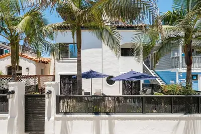 Image de Deux maisons de ville sur 1 lot! Assez d'espace pour 16!