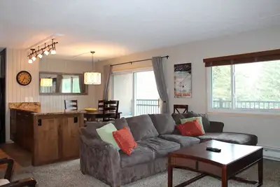 Image de Au cœur de Lionshead Village, à quelques pas de la télécabine avec vue sur la montagne!