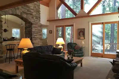 Image de Belle cabine personnalisée en Pinetop Cc 3 Br, 2 Lofts, 3-1 / 2 Ba, 35 'Deck, Private!