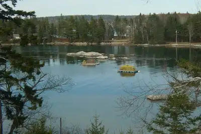 Image de Cottage Waterfront avec une vue imprenable sur la capitale et l'île brûlée