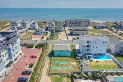 Image de Cottage semi-Oceanfront Modernisé 1960 - Dog Friendly avec grande cour clôturée!