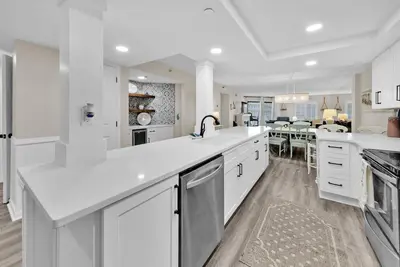 Image de Automne SPÉCIAL! Piscine Chaufee! Entièrement rénové, face au golfe, à 2 min à pied de la plage!