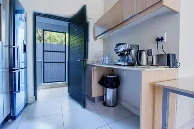 Image de 2 lits 2 salles de bain Appartement moderne de style présidentiel à seulement 60 $ par nuit