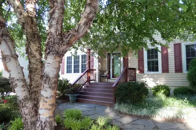 Image de Maison haut de gamme avec parking pour 4 voitures dans l'allée. Marcher au centre-ville.