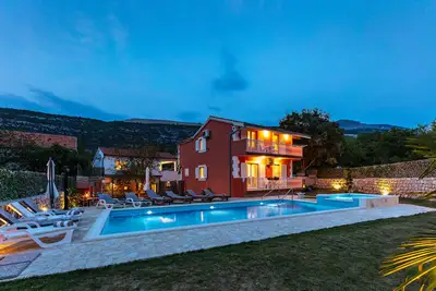 Image de Villa Poquito avec piscine chauffée dans l'arrière pays de Makarska