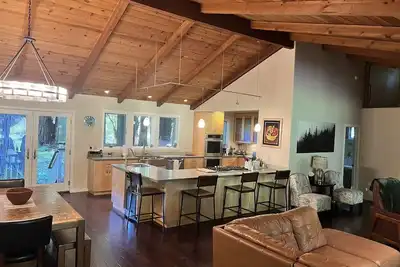 Image de Une grande propriété familiale parmi les séquoias