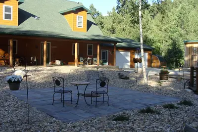 Image de Black Hills Getaway dans un quartier calme et isolé avec des paysages et des sentiers de randonnée.