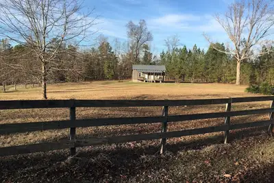 Image de Cozy Cottage situé sur la plantation Fox Hill à l'extérieur de Milledgeville Ga