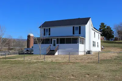 Image de Gala Farmhouse est une ferme magnifiquement rénovée sur la rivière James.