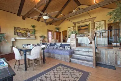 Image de Superbes bungalows de style safari avec vue sur la piscine, le foyer et la campagne!