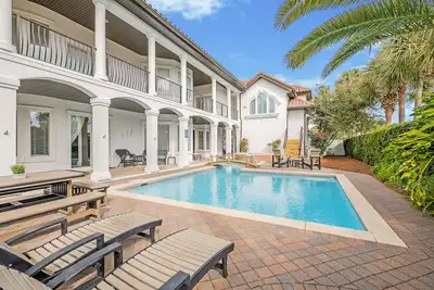 Image de Top Shelf Est Une 5 Chambres À Coucher. . . . 3. 5 Salle De Bain.