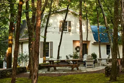 Image de Belle Forrest Cabin Get-Away au coeur du quartier historique de Franklin! 3 chambres!