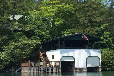 Image de Spacieux 5 Bdrm / 5 Bath Accueil sur la meilleure partie du lac Rabun Avec Amazing Views!