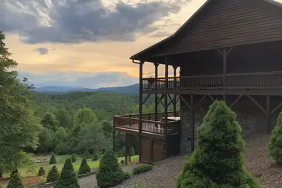 Image de Buck Mountain Getaway - Vues imprenables, bain à remous, cheminée. Boone à proximité.