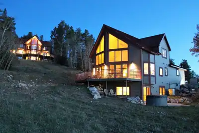 Image de Cabane haut de gamme avec A / C, bain à remous, Wi-Fi, babyfoot, fléchettes, garage double, près de Deadwood