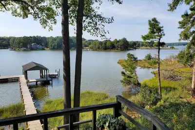 Image de Waterfront Living donnant sur des vues et des couchers de soleil pittoresques sur la jetée!