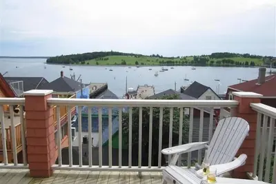 Image de Spectaculaire loft avec vue sur l'océan surplombant le port de Lunenburg au cœur de la ville