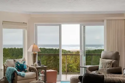 Image de Vue panoramique sur l'océan avec des détails de luxe tissés partout!