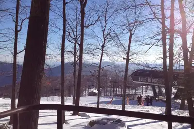Image de Dobie, 1er étage, côté de la pente, unité de fin, Cœur de Wintergreen 3 chambres, 3 salle de bain