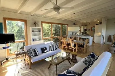 Image de Vue sur la mer, Fire Island - Rénové 2 étages à deux pas de la plage