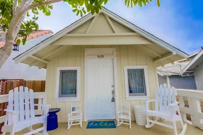 Image de Beach Daze 1 - un demi-pâté de maisons de la plage, à pied des boutiques et des restaurants.