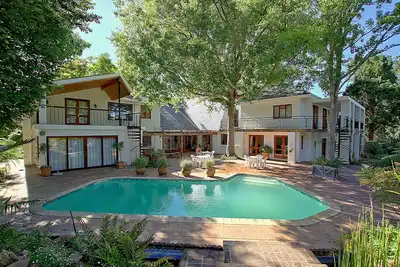 Image de Natures Valley Villa; 9br / 7. 5ba, 3 chambres principales, 2 cuisines, pool house