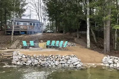 Image de Cottage 3 chambres au bord du lac - Entièrement rénové, 60 pieds de façade