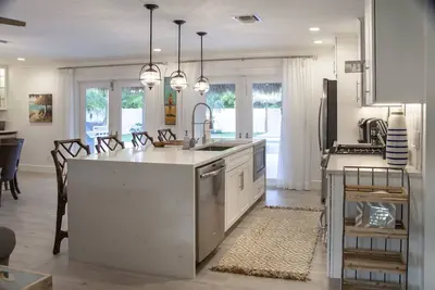 Image de Neuf, haut de gamme, rénovation de la tête aux pieds 3/2 avec piscine et bain à remous