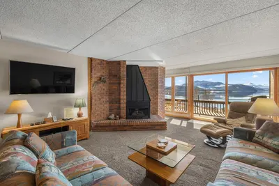 Image de Condo 2 Br sur le lac Dillon-Comprenant 4 forfaits de ski quotidiens, une piscine intérieure et un bain à remous