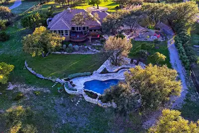Image de Spacieux 3 acres Hilltop Estate w / vues infinies du célèbre Texas Hill Country