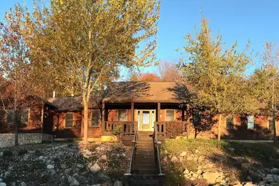Image de Le Lodge at Harvest Moon peut accueillir 16 personnes avec cinq chambres et un pub privé unique