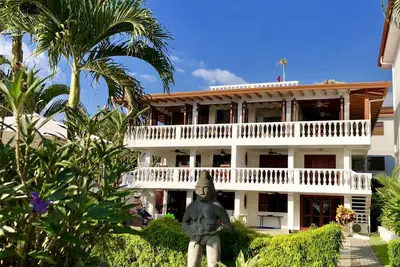 Image de Penthouse en bord de mer exquis à Jaco Beach. . . 2150 pieds carrés avec toit privé