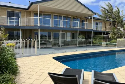 Image de Appartement de style complexe (rez-de-chaussée) - piscine et plus. Animaux acceptés.