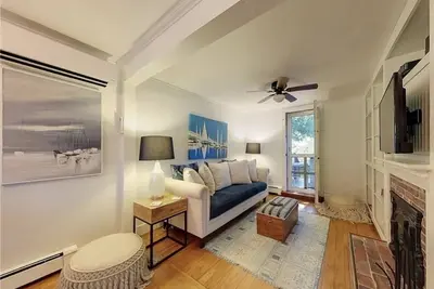 Image de Moins d'un mile de Third & 2nd Beach, moins de 5 miles de Dwntn Newport.