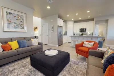 Image de Beau 4 chambres à coucher! 4 salles de bain! Bassin! Jacuzzi! Vues! Ping pong!