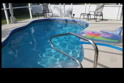 Image de Immaculée maison moderne avec une touche italienne. Plafonds voûtés, comptoirs en granit.