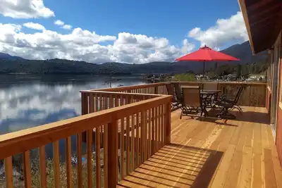 Image de Belle maison au bord du lac avec vue spectaculaire, nouvelle terrasse / quai privé pour 6 personnes