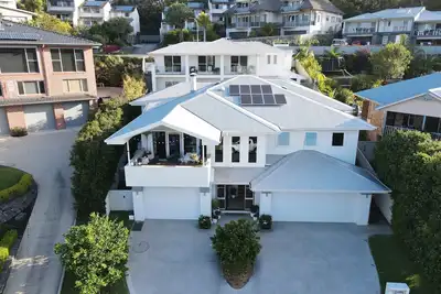 Image de Belle grande maison familiale avec piscine au centre