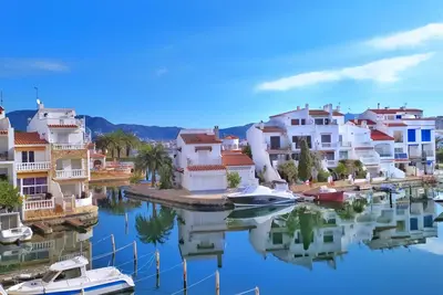 Image de Beau T2 refait à neuf, avec vélos, sur l'eau, plage à pieds, plein centre.